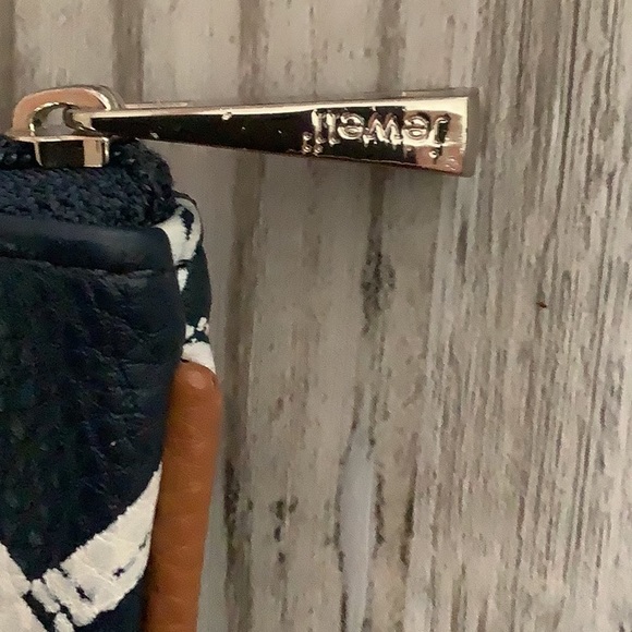 JEWELL wristlet or cosmetic bag pineapple decor blue white single compar… - Picture 4 of 6